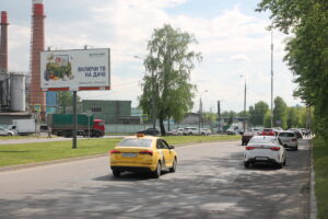 199 г.Королев Коммунальная ул. д.8 напротив, на разделительной полосе, А (2)
